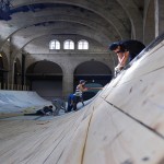 En la nef du CAPC, l'on s'échine à mettre l'art en pièces. (Photo N. C.)
