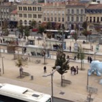 Sa majesté le roi veille sur la place Stalingrad (Photo : C.L.)