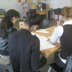 Toutes trois diplômées en Bulgarie, Franka, Vaniya et Eleonora doivent tout réapprendre au centre d'animation de la Benauge.