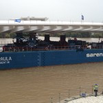 Cette sorte d'aile est arrivée sur sa barge vendredi matin, sur le site du pont. (photo Pierre Garrat)