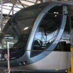 Tram sur un système élévateur en train de subir une intervention sur ses roues.