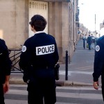 Les policiers patrouillent tous les jours dans le quartier.